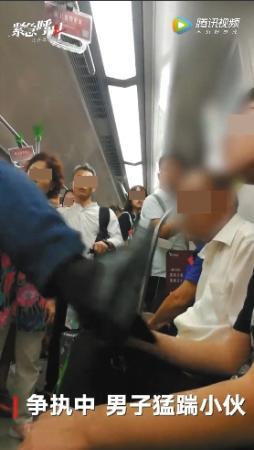老人指责小伙不让座称要守上海规矩