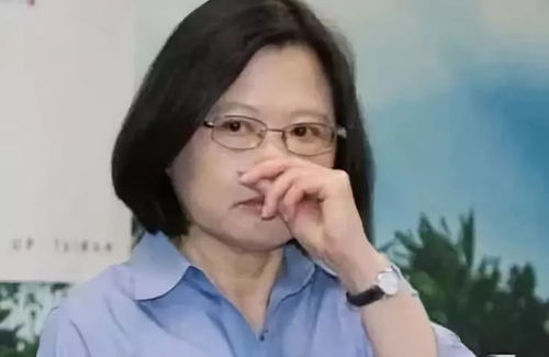 沈腾台下偷吃饼干被抓拍