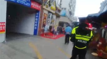 宝宝偷偷下车 家长直接骑走吓坏路人