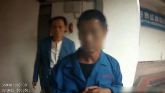 老人进女厕趴地偷窥被逮个正着