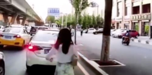 女生刚到老家 门口3辆车排队相亲
