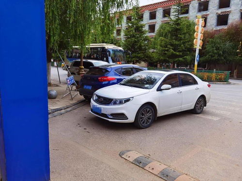 消防车出警被堵 居民合力掀翻挡道车