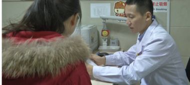 28岁女子熬夜追剧眼睛干涩险失明