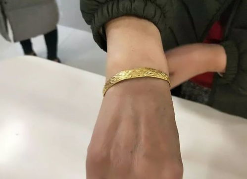 人类幼崽拽住大姨的金手镯不松手