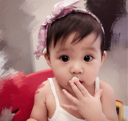 萌娃拿妈妈的假睫毛 玩一下就戴上