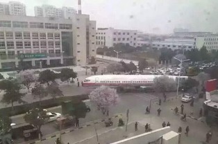 天津街头“堵飞机”了
