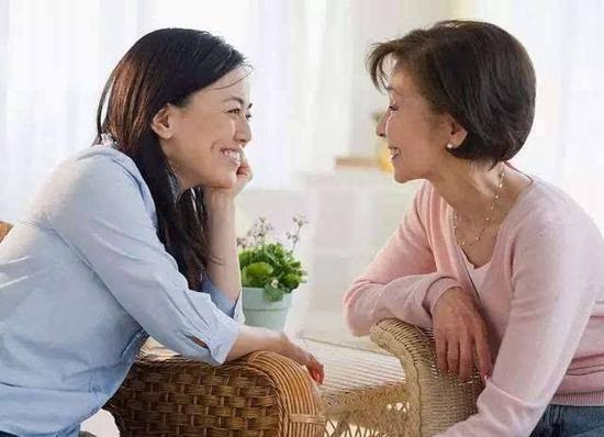 宝妈不听同事劝阻带娃到机械厂上班