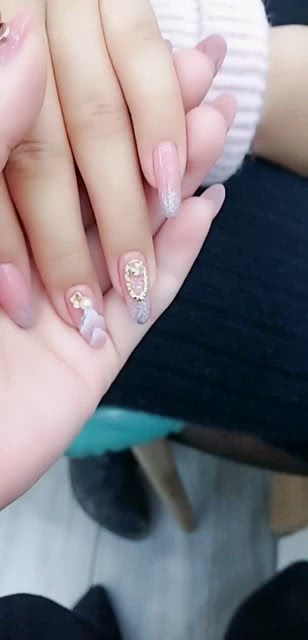 做美甲要留一个“救命指”