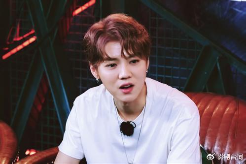 鹿晗深夜喝醉崩溃被邓超安慰