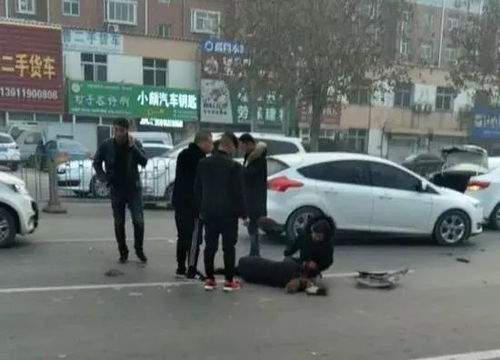 男子马路中间多次肉身拦车被撞飞
