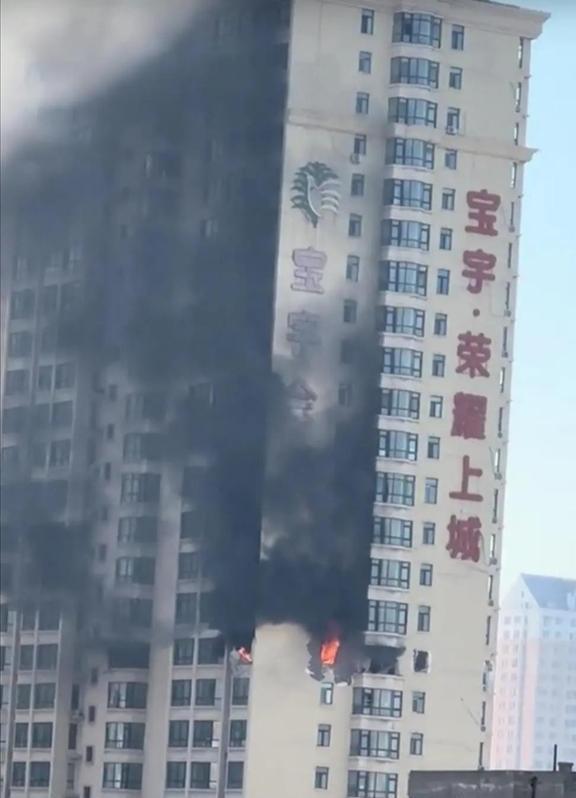 郑州一小区突发大火 物业回应