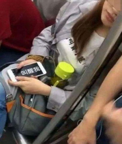 女子地铁内躺地上睡着 称是太困了