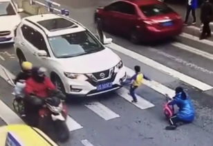 妈妈被小推车撞倒儿子心疼查看