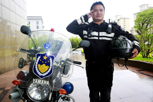 安徽一特警狂奔500米擒贼