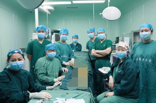医学生穿外科针线时下意识用嘴抿线