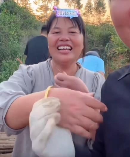全红婵妈妈收女儿金镯儿子金链