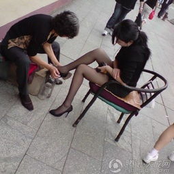 男生看到地铁座椅血迹主动擦干净