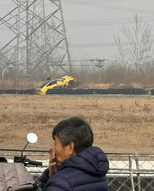 小米SU7Ultra赛道首撞