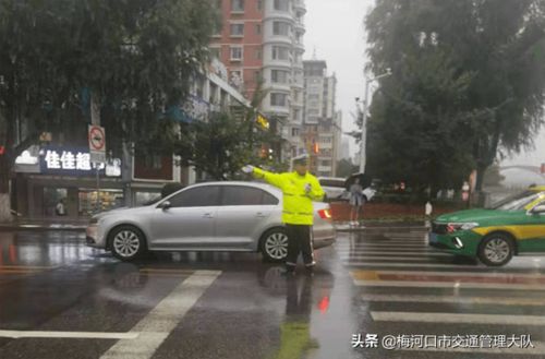 路上拥堵不让行 女子现场给交警告状
