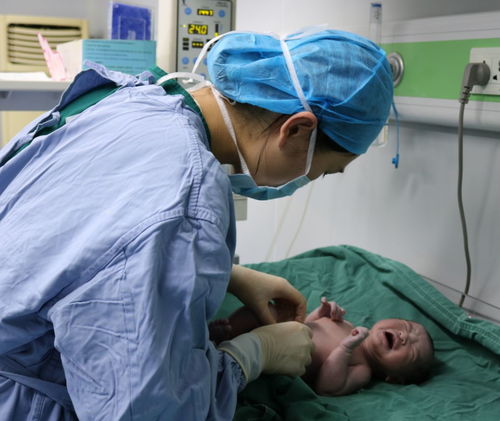 妈妈生二宝 大宝在手术室门口等待