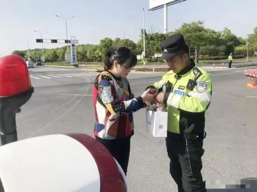 丈夫带病妻开网约车 女儿贴纸条解释