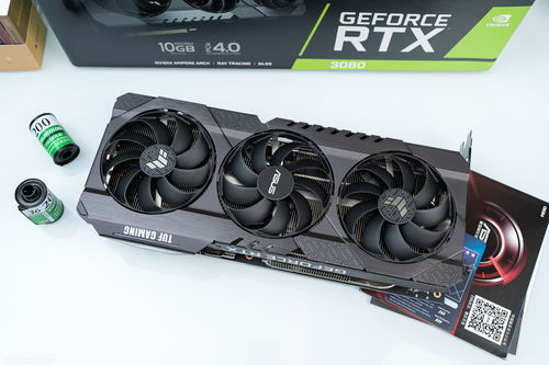 华硕展示中东土豪版RTX 5090显卡