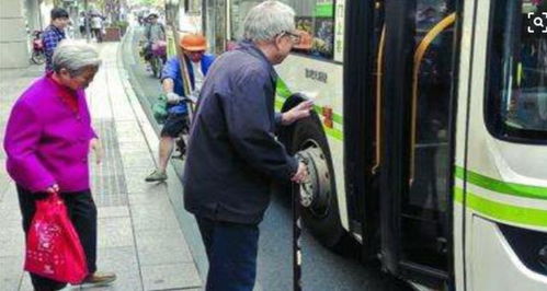 老年旅行团挤不上公交拦路要求加车