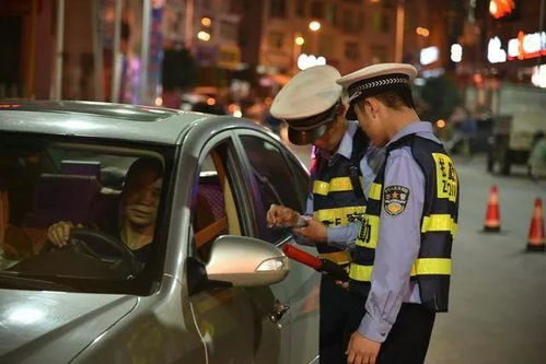 男子醉驾等红绿灯睡着 被交警喊醒