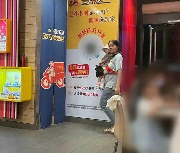 21岁背女送外卖的单亲妈妈买房了