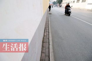 上海最窄人行道仅10厘米宽
