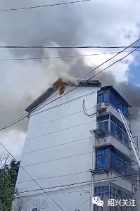 沈阳一建筑突发火灾楼顶有多人被困