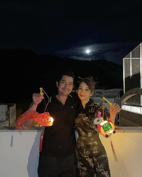 严屹宽和妻女游迪士尼被偶遇