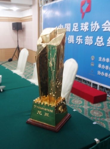 万斯颁奖时把球队冠军奖杯弄散架