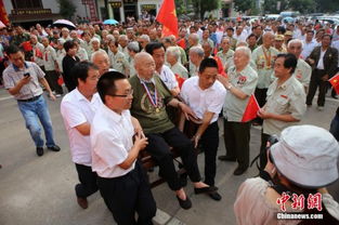 天安门执勤哨兵向百岁老兵敬礼致敬