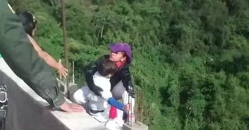 单亲妈妈跳桥轻生被多人拽住