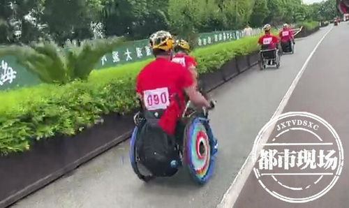 机器人跑完马拉松累得坐上轮椅