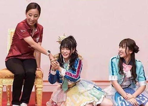 爸爸给女儿打伞打了个寂寞