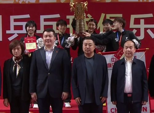 刘国梁为孙颖莎颁发冠军奖杯