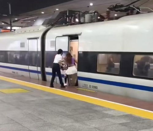 女子为何敢伸腿阻高铁