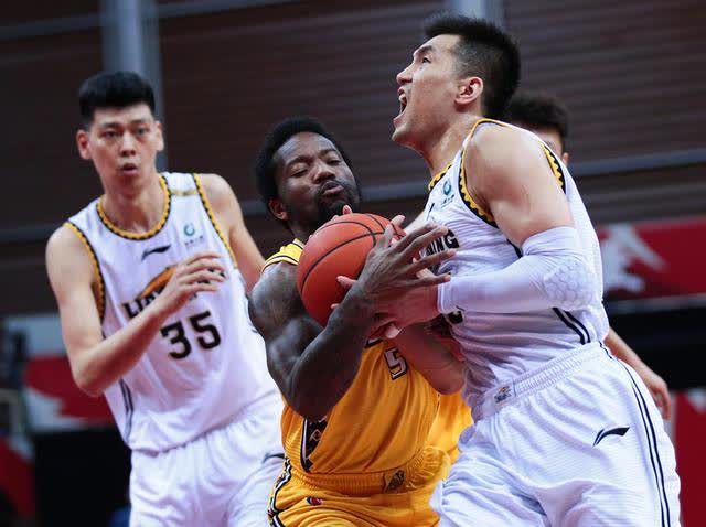 广厦男篮3-2淘汰青岛男篮四强全出炉