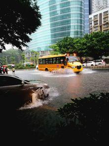 深圳暴雨地铁站漏水 开车看不清路