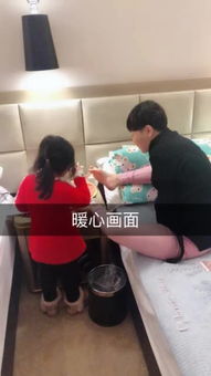 无臂女孩演示如何换卫生巾