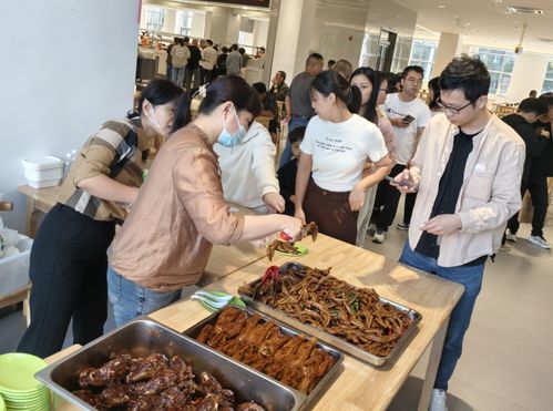 衢州政府食堂也被挤爆 队伍排到大院