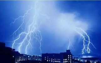 西安雷雨交加出现超大闪电