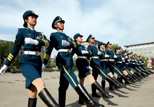 中国仪仗队帅成外国军人打卡点