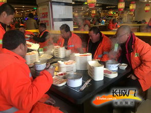 荣昌请环卫园林工人到机关食堂吃饭