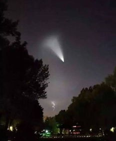 新疆多地现不明飞行物：和月亮一样亮
