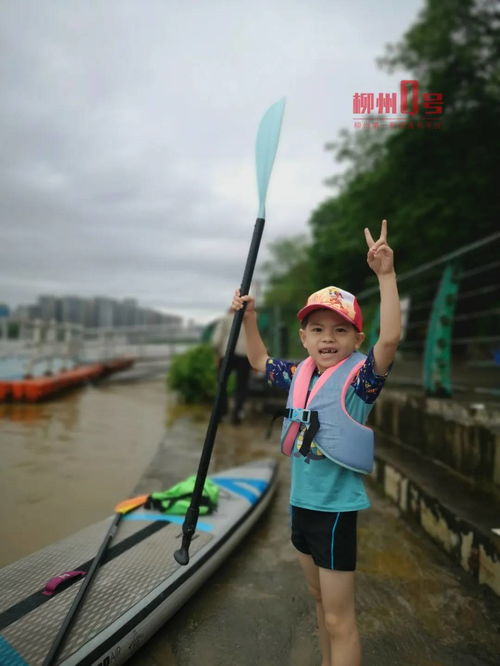 武汉暴雨 家长划桨板接娃