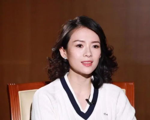 章子怡素颜带女儿看陈丽君演出