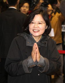 台当局威胁欧阳娜娜 白岩松：可笑